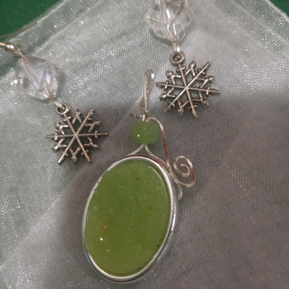 Silver with green jewel necklace pendant
